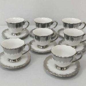 Elegantna Srebreno-bijela šolja – Luksuz u svakoj kafi