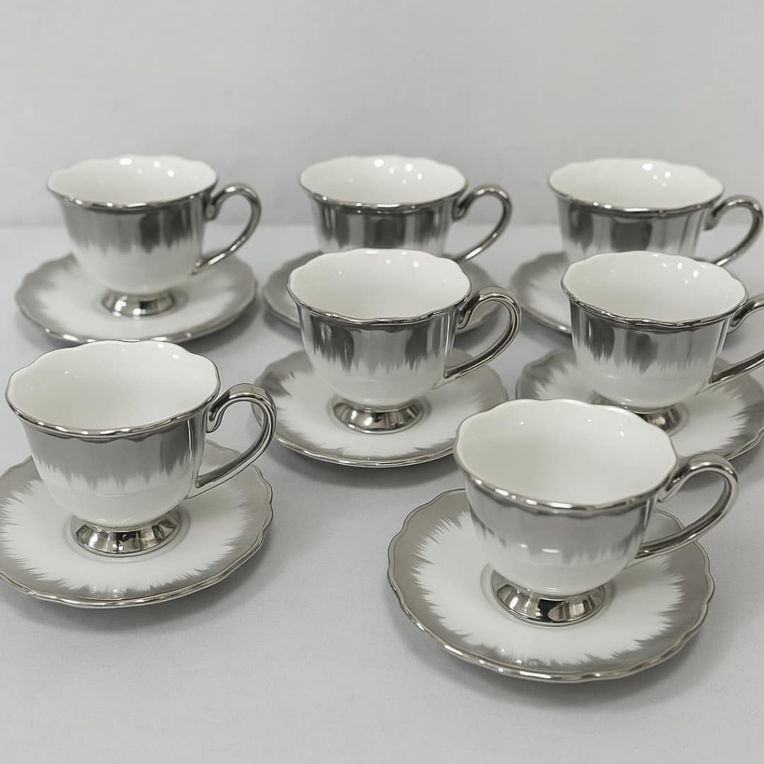 Elegantna Srebreno-bijela šolja – Luksuz u svakoj kafi